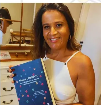 Profissional certificada com o Manual LABIRINTO.
